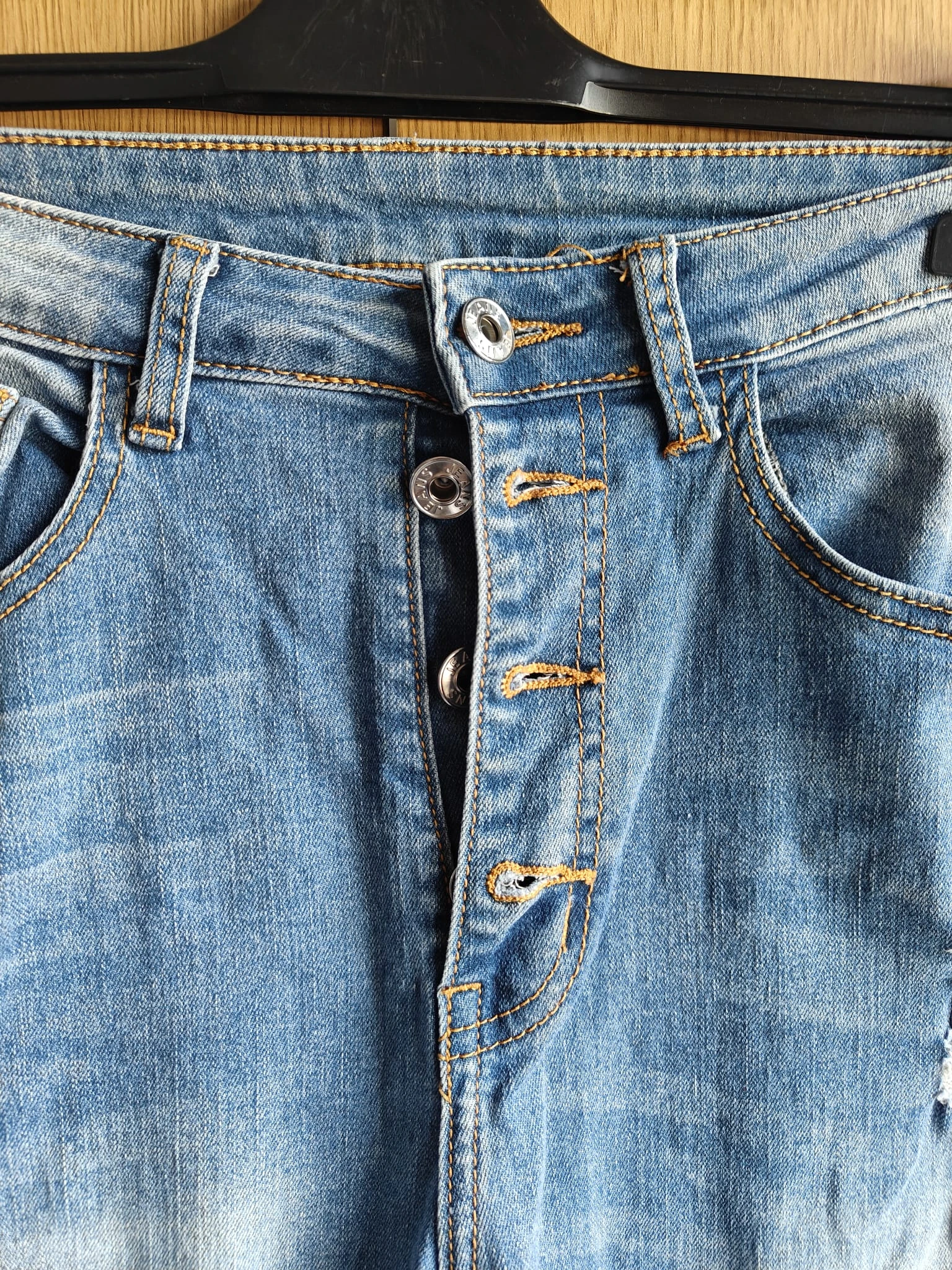 Pantalones de mezclilla con un toque moderno y relajado – photo 5